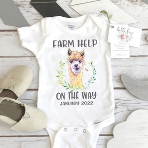 Boerderijhulp onderweg, zwangerschapsaankondiging, Alpaca-boerderij, zwangerschap onthullen, Lama Onesie®, Country Baby, Ranch Help Coming, Tractor, Lama