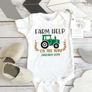 Boerderijhulp onderweg, zwangerschapsaankondiging, baby melkveehouderij, zwangerschap onthullen, Tractor-onesie®, plattelandsbaby, hulp op boerderij, tractor