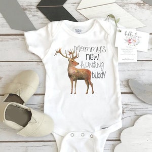 Revelación del embarazo, Nuevo compañero de caza, Anuncio de embarazo, Revelación del bebé, Anuncio del bebé, Regalo del baby shower, Revelación de la mamá, Hunting Onesie®
