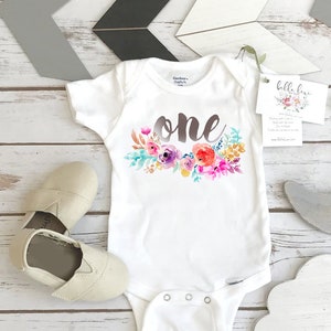 Maglietta per il primo compleanno, ghirlanda floreale uno, maglietta per il compleanno del bambino, vestito per il primo compleanno, maglietta per il compleanno personalizzata, ragazza del compleanno, compleanno boho