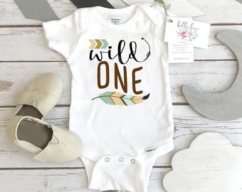 Premier anniversaire Onesie®, Woodland Birthday, 1st Birthday shirt, Buffalo Plaid Party, Lumberjack Party, Wild One Bear Party, Wild One Birthday