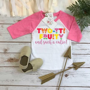 2 歳の誕生日、Twotti Fruity テーマ、2 歳の誕生日シャツ、夏の誕生日、2 歳の誕生日、女の子の誕生日セット、フルーツ パーティー、Tutti Frutti RAGLAN