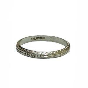 1920s Vintage Art Deco 18K White Gold Hand Engraved Belais Engagement Band