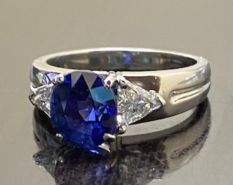 Anillo de compromiso de zafiro azul ovalado de 4,10 quilates de diamantes de tres billones de piedras de platino Art Déco - Anillo de diamantes de tres piedras de zafiro de Sri Lanka
