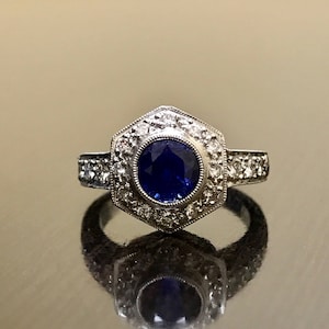 Art Deco Sapphire Platinum Diamond Verlovingsring - Halo Diamond Platinum Sapphire Trouwring - Sapphire Diamond Gegraveerde Platina Ring