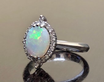 Anillo de compromiso de ópalo con halo de diamantes Art Déco de estilo vintage de oro blanco de 18 qt - Anillo de boda de diamantes con halo de ópalo de oro de 18 qt - Anillo de ópalo de diamantes de 18 qt