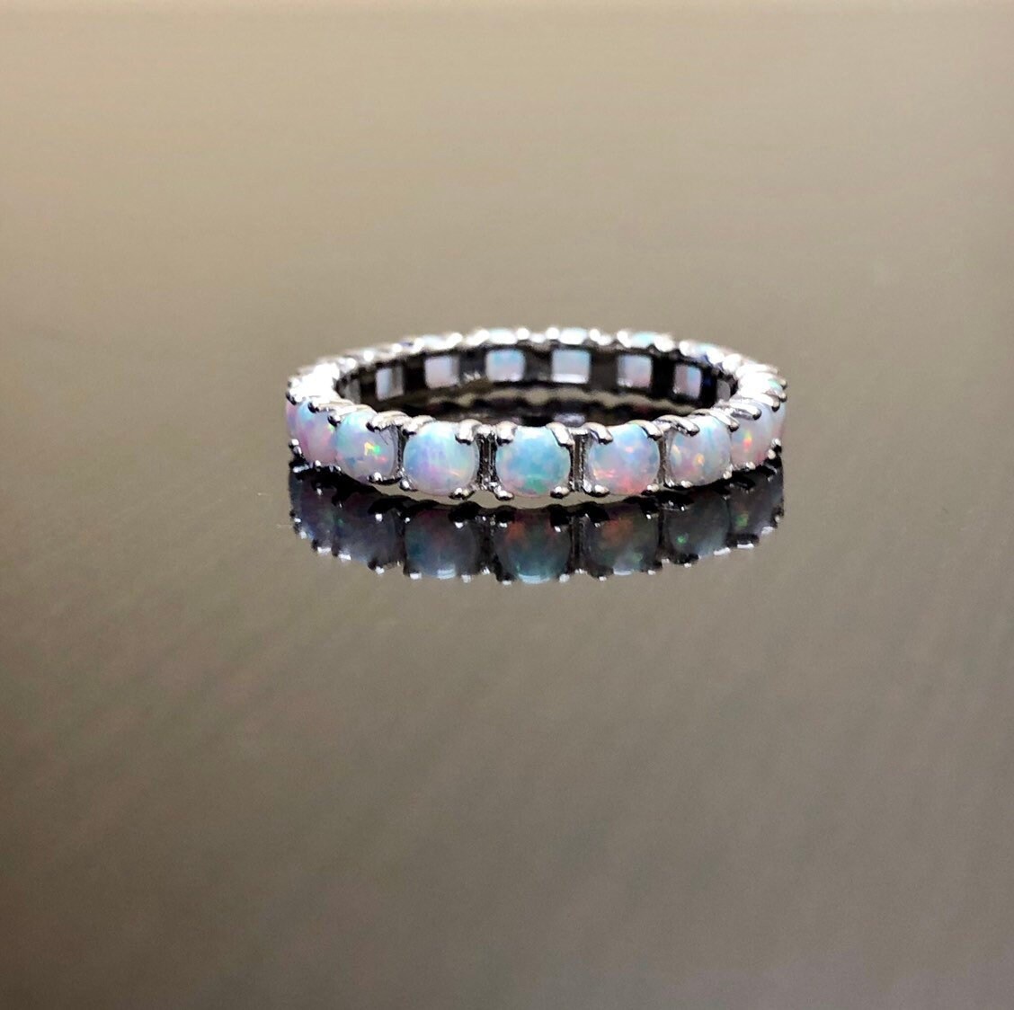 14K oro blanco eternidad Opal Banda de compromiso - 14K oro opal eternidad alianza de la boda - oro blanco Opal banda de eternidad - Opal banda de pro