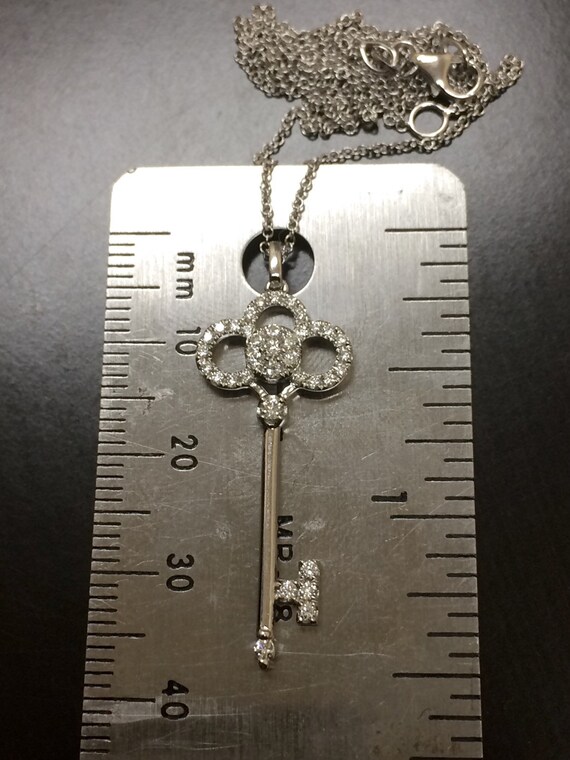 Collier Avec Pendentif Clé En Or Blanc 18 Carats Serti De Diamants - Neuf Avec étiquettes, Bijou Précieux