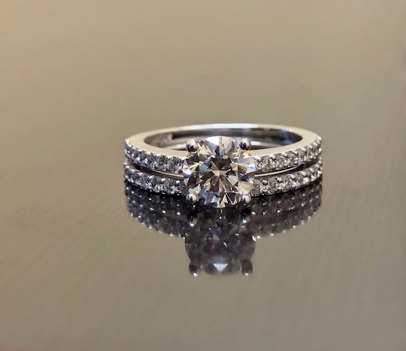 Anillo de compromiso de diamantes modernos de oro blanco de 14 k