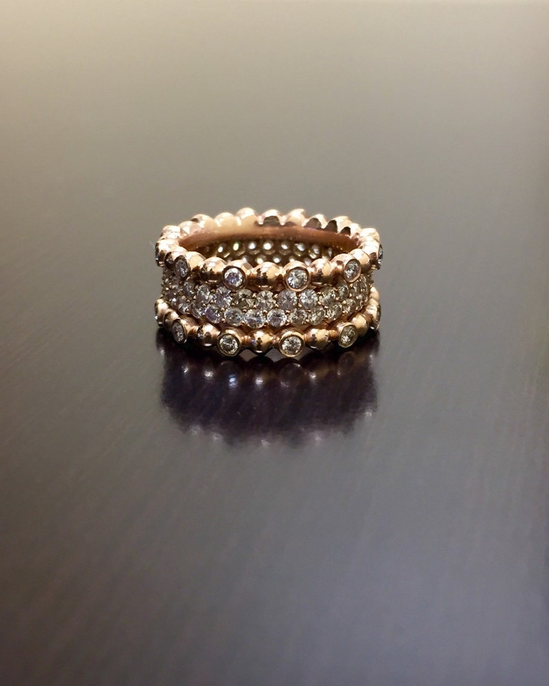 Pu&ograve; includere: Un anello d'oro con tre file di piccoli diamanti rotondi.