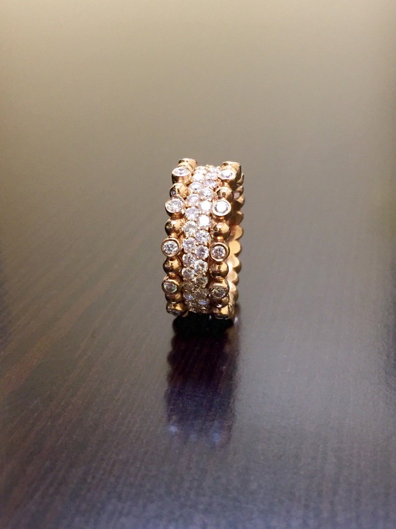 Pu&ograve; includere: Un anello a fascia d'oro con tre file di piccoli diamanti rotondi.