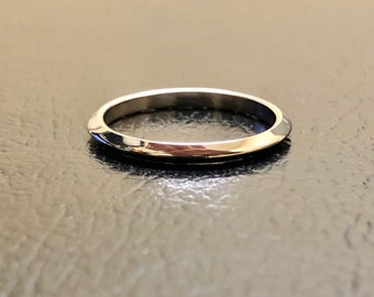 Banda de compromiso de platino con borde de cuchillo hecho a mano minimalista unisex - Alianza de boda con borde de cuchillo de platino - Banda de platino clásica atemporal