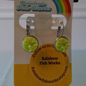 Neon amarillo iridescent grueso faux Druzy Dangle pendiente