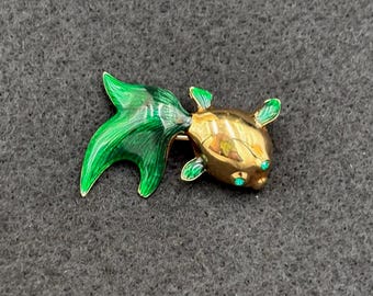 Broche de pez de esmalte verde tono dorado de Swarovski