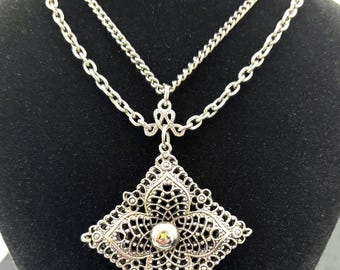 Collar con colgante vintage de filigrana plateada con la imagen de una celebridad.
