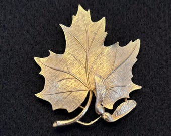 Broche vintage "Lisner" con forma de hoja de arce en tono dorado - década de 1970