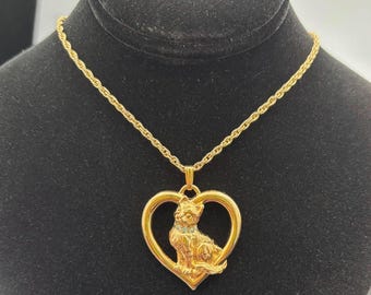 Collar con colgante de corazón de gato en tono dorado estilo vintage de "Avon"