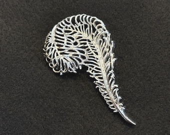 Broche vintage de pluma plateada "Sarah Coventry" - década de 1970
