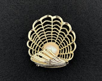 Broche vintage de concha de ostra color dorado con perlas de imitación de la marca "Gerry's"