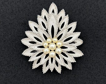 Broche vintage "Crown Trifari" de plata y perlas de imitación, de los años 50 o 60.
