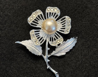 Broche vintage de flor con diamantes de imitación plateados y perlas de imitación de "Sarah Coventry" - década de 1960