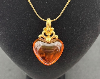 Collar con colgante de corazón abombado de ámbar y lucita tono dorado, estilo vintage de "Avon"