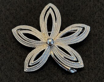 Broche vintage de flor u hoja en tono plateado de "Crown Trifari"