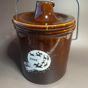 Quesera de cerámica marrón navideña con tapa de hebilla de alambre, vintage de 1992