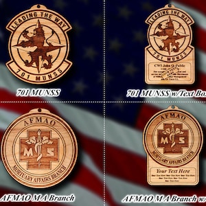 Könnte beinhalten: Vier Holzornamente mit verschiedenen Designs. Das Ornament oben links ist rund und zeigt einen Löwen und einen Kompass mit dem Text "LEADING THE WAY 701 MUNSS". Das Ornament oben rechts ist rechteckig und zeigt einen Löwen und einen Kompass mit dem Text "LEADING THE WAY 701 MUNSS" und ein Textfeld mit dem Text "CWS John Q-Public ✓YOUR TEXT HERE For exceptional service to our unit and service to Military Personnel Management Air Force G.I.". Das Ornament unten links ist rund und zeigt ein Kreuz mit einer Schlange und dem Text "AFMAO MS MORTUARY AFFAIRS BRANCH". Das Ornament unten rechts ist rechteckig und zeigt ein Kreuz mit einer Schlange und dem Text "AFMAO MS MORTUARY AFFAIRS BRANCH" und ein Textfeld mit dem Text "Your Text Here".