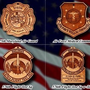 Könnte beinhalten: Vier Holzornamente mit verschiedenen Designs. Das Ornament oben links ist ein rot-weiß-blauer Stern mit dem Text "175th Maryland Air Guard". Das Ornament oben rechts ist ein rot-weiß-blauer Stern mit dem Text "Air Force Medical Command". Das Ornament unten links ist ein brauner Stern mit dem Text "576th Flight Test Sq". Das Ornament unten rechts ist ein brauner Stern mit dem Text "576th Flight Test Sq" und einem Textfeld mit dem Text "Lt John Q. Public".