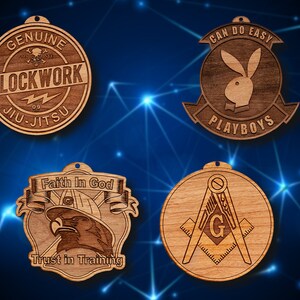 Peut inclure: Quatre ornements en bois avec des motifs différents. Le premier ornement est brun et présente un crâne et des os croisés avec le texte "Genuine Clockwork 09 Jiu-Jitsu". Le deuxième ornement est brun et présente un lapin avec le texte "Can Do Easy Playboys". Le troisième ornement est brun et présente un casque de pompier avec le texte "Faith In God Trust In Training". Le quatrième ornement est brun et présente une boussole avec la lettre "G" au centre.