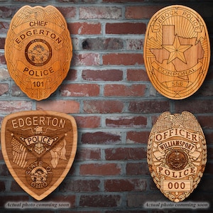 Peut inclure: Quatre badges de police en bois avec des designs différents. Le badge en haut à gauche est pour le service de police d'Edgerton et indique "Chief Edgerton" et "Police 101". Le badge en haut à droite est pour le service de police de Lubbock et indique "Lubbock Police" et "Corporal 556". Le badge en bas à gauche est pour le service de police d'Edgerton et indique "Edgerton Police" et "State of Ohio". Le badge en bas à droite est pour le service de police de Williamsport et indique "Officer Williamsport" et "Police 000".