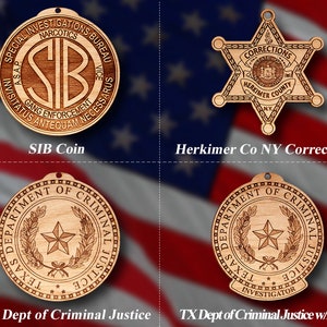 Könnte beinhalten: Vier Holzornamente mit verschiedenen Designs für Strafverfolgungsbehörden. Das Ornament oben links ist rund und zeigt die Buchstaben "SIB" in einem Kreis mit dem Text "Special Investigations Bureau Narcotics" um den Außenrand herum. Das Ornament oben rechts ist ein sechszackiger Stern mit dem Text "Corrections Herkimer County NY" darauf. Das Ornament unten links ist rund und zeigt einen Stern mit einem Kranz darum herum und dem Text "Department of Criminal Justice Texas" um den Außenrand herum. Das Ornament unten rechts ist rund und zeigt einen Stern mit einem Kranz darum herum und dem Text "Department of Criminal Justice Texas Investigator" um den Außenrand herum.