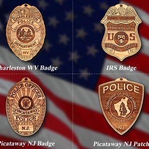 Peut inclure: Quatre badges en bois avec des designs différents. Le badge en haut à gauche est un badge de police de Charleston WV brun et or. Le badge en haut à droite est un badge d'agent spécial de l'IRS brun et or. Le badge en bas à gauche est un badge de police de Picataway NJ brun et or. Le badge en bas à droite est un patch de Picataway NJ brun et or.
