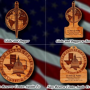 Peut inclure: Ornements en bois avec des motifs découpés au laser. L'un représente un globe et une dague, l'autre le contour de l'État du Texas avec un capitole. Certains incluent du texte : "Globe and Dagger", "Navy Reserve Center Austin Tx", et du texte personnalisé.