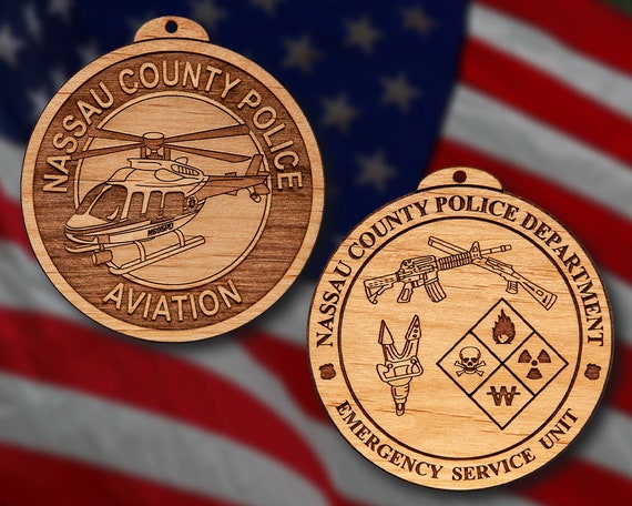 13 badges police USA répliques dont 2 originaux Nassau NY + 4