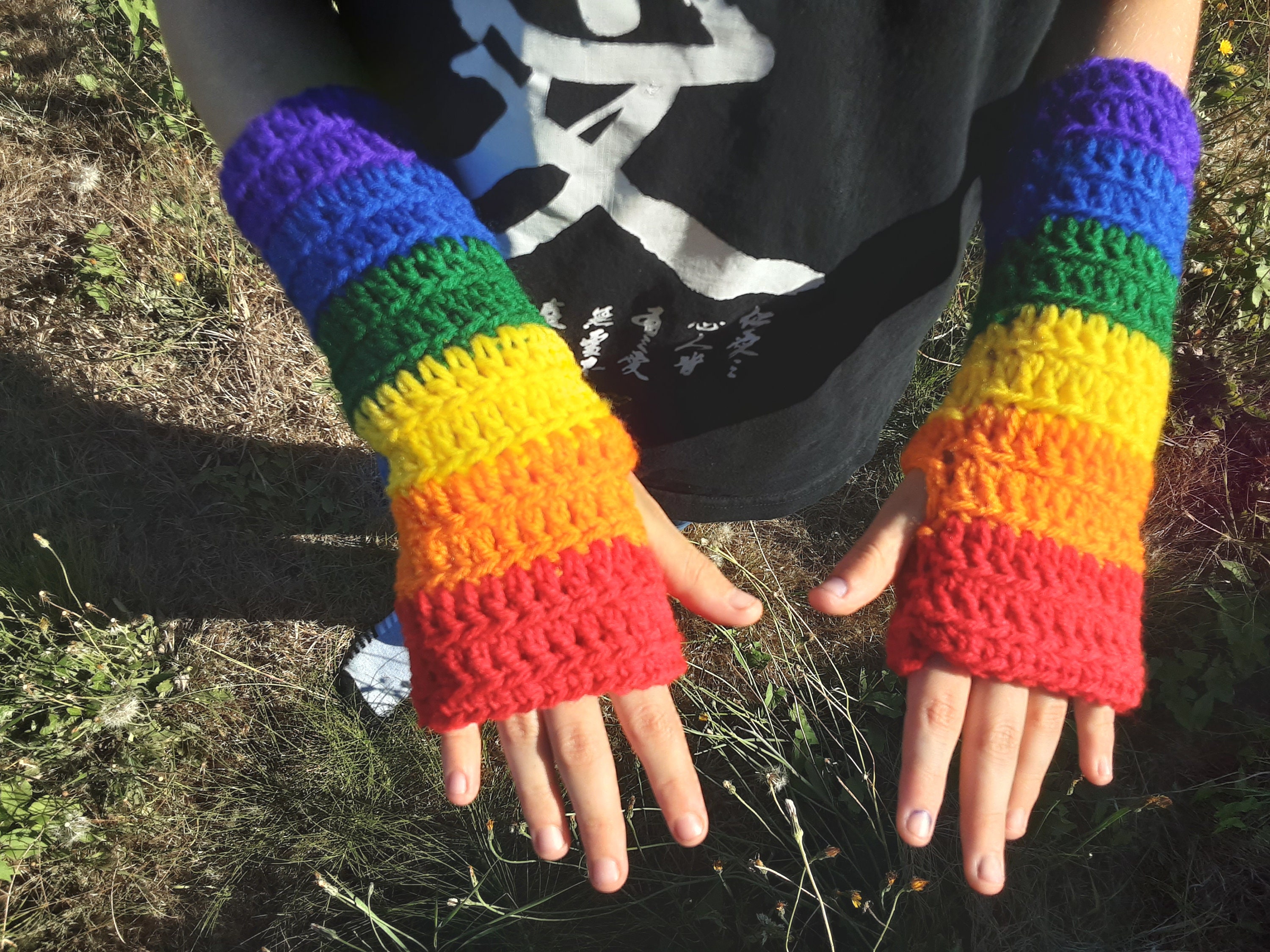 Learn To Loom Knit: Fingerless Gloves Tutorial - Em's Fiber Arts
