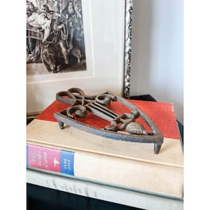 Vintage Unbranded Cast Iron Trivet