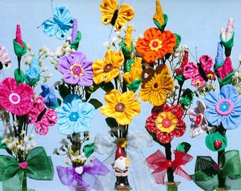 Patrón E de flores de calicó, capullos y mariposas