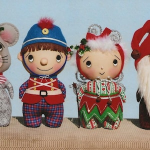 Primitive Pattern Christmas Stumpkins Three