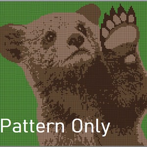 Pode incluir: Uma imagem pixelada de um filhote de urso marrom e branco com a pata levantada no ar. O fundo é verde. O texto "Pattern Only" está na parte inferior da imagem.