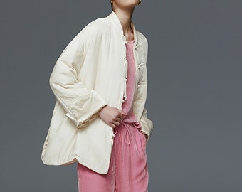 W087---Chaqueta de primavera, chaqueta acolchada de terciopelo de seda en color blanco roto, abrigo corto acolchado de seda mandarina, abrigo chino de seda, hecho a pedido.