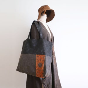 Z513---Bolso de mano de patchwork de seda Tussah de barro de gran tamaño hecho a mano, bolso Boro, bolso Boho, bolso de arte, Bo, Jogag Tote, único en su tipo, listo para enviar.
