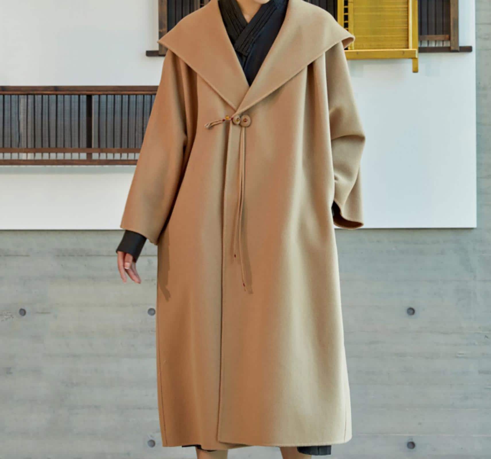 美品　Name.　DOUBLE CLOTH DOLMAN COAT H205---women's Double Faced Wool Hooded Coat in Camel, Hand