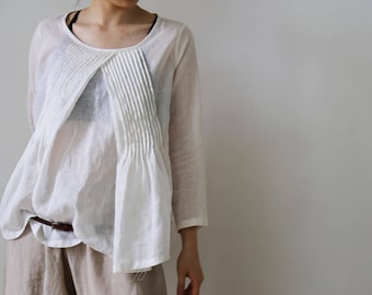 805---Gefaltetes Top aus Leinen-Baumwoll-Mischung, handgefertigte viktorianische Leinenbluse mit Pintucked, Herbst Frühling Leinenkleidung, weißes Leinenoberteil / T-Shirt.