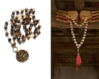 Handgemaakte mala van 54 kralen Tijgeroog rondellen met vintage Tibetaans amulet met gelukssymbool Boeddhisme