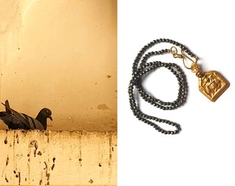 Verguld zilveren Krishna amulet uit India aan een ketting van mini-kraaltjes Pyriet