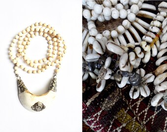 Met de hand geknoopte mala van 108 schelpkralen gecombineerd met conchschelp hanger Nepal
