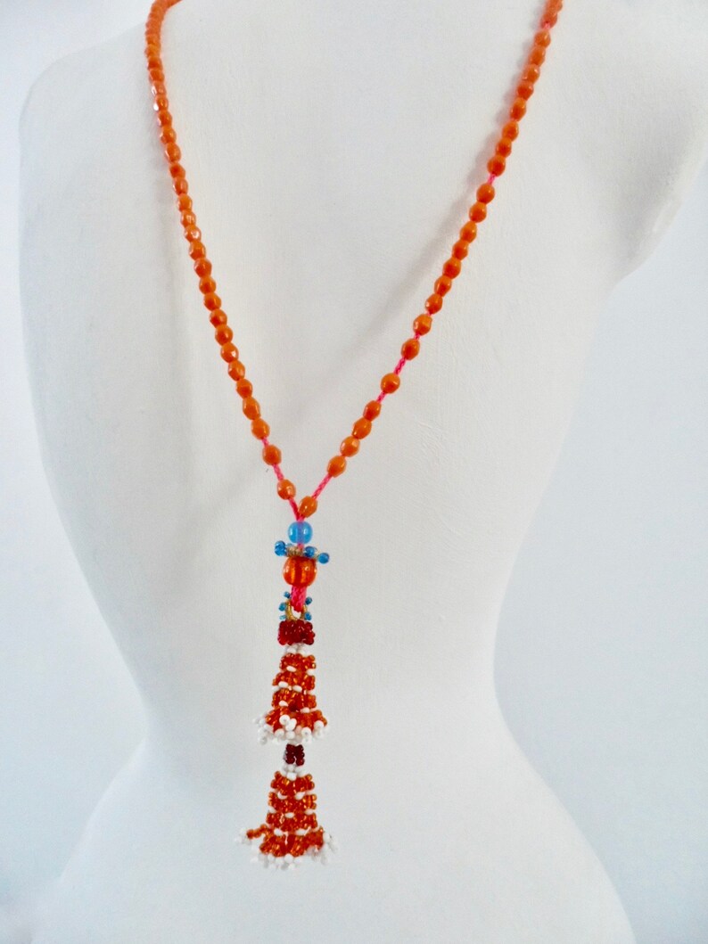 Handgemaakte mala van 108 oranje glaskralen met vintage kralenkwast Kuchi Afghanistan