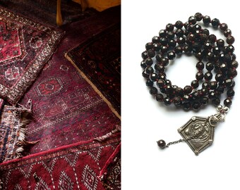 Met de hand geknoopte mala van 108 kralen granaat met antieke zilveren amulet hanger Vishnoe,  Rajasthan, India